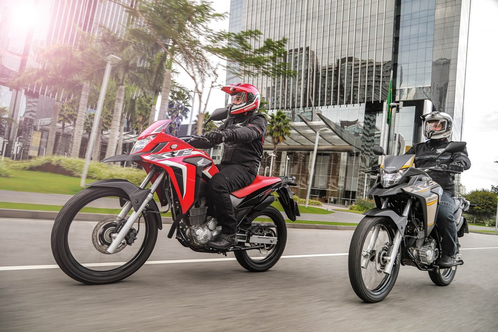 Com poucas diferenças entre si, Honda XRE 300 era oferecida em três versões no Brasil: ABS, Rally e Adventure — Foto: Divulgação