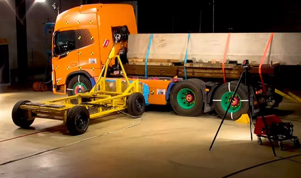 Teste de colisão lateral com um caminhão elétrico da Volvo — Foto: Divulgação
