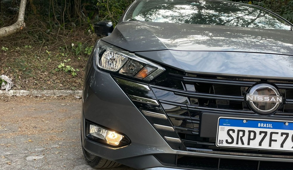 Nissan Versa SR 2025 traz conjunto óptico dianteiro todo halógeno — Foto: Cauê Lira/Autoesporte