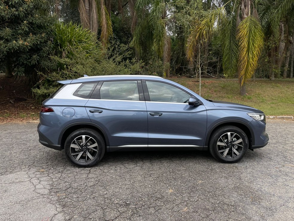 BYD Song Plus está disponível nas cores azul, branco e cinza — Foto: Cauê Lira/Autoesporte