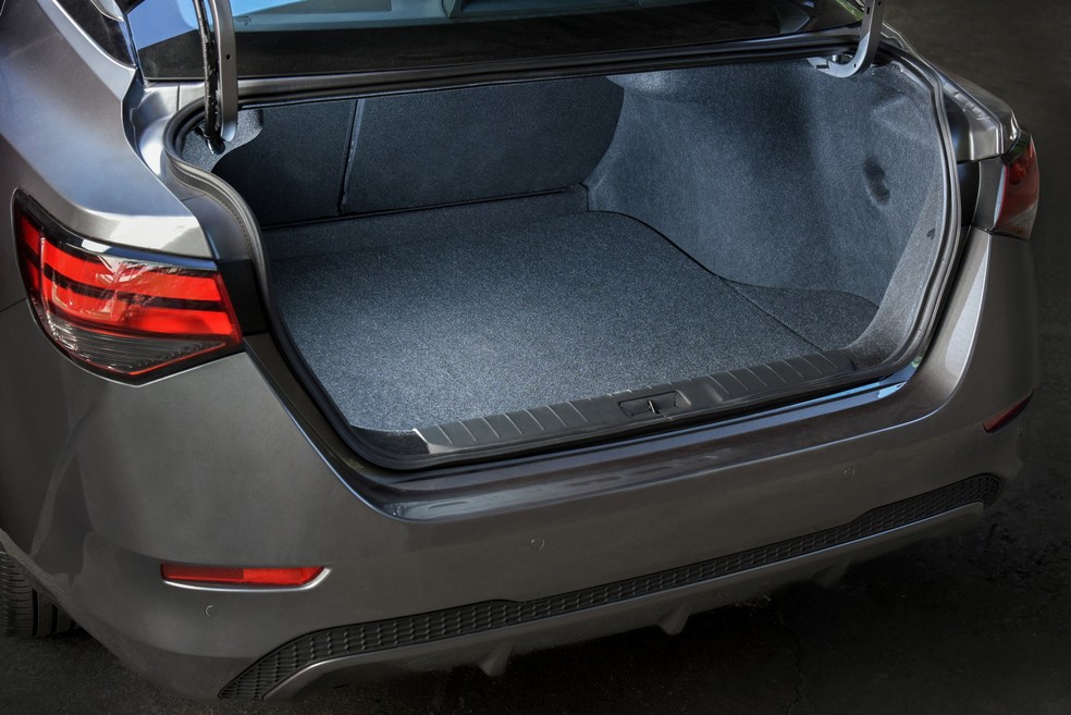 Porta-malas tem quase o mesmo volume do Corolla: 466 litros — Foto: Divulgação/Nissan