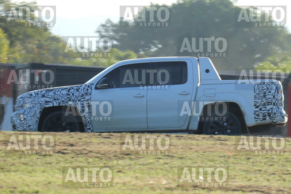 Volkswagen Amarok em flagra recente antes do lançamento — Foto: Diogo Dias/Autoesporte