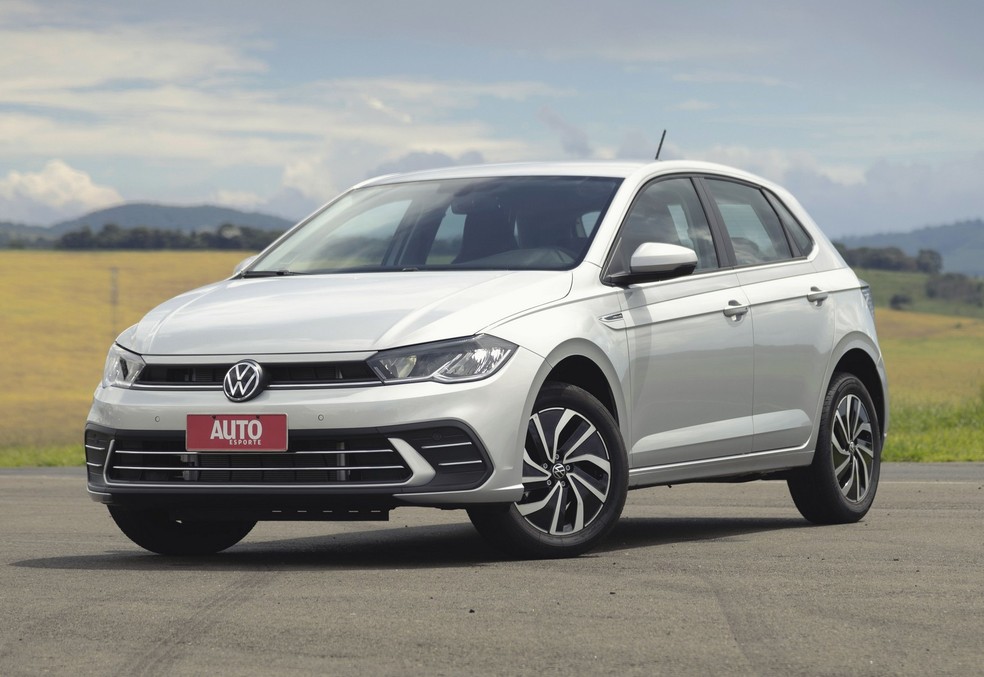 Mesmo com maior espaço interno, Volkswagen Polo Highline gera mais gastos do que o BYD Dolphin Mini  — Foto: Autoesporte/Fábio Aro