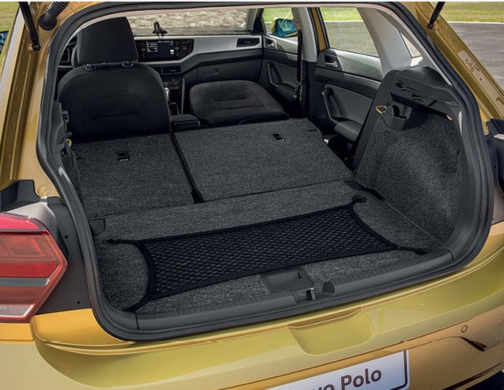 A capacidade de carga do Volkswagen Polo pode ultrapassar os mil litros com o rebatimento dos bancos  — Foto: Autoesporte