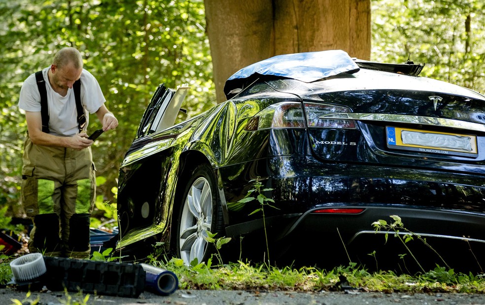 Acidente com um carro da Tesla na Holanda; recomendação é esperar profissionais para o resgate — Foto: Getty Images