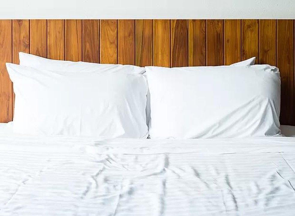 Uma dica importante é oferecer roupas de cama brancas e finas (Foto: Thinkstock) — Foto: Travesseiros precisam ser lavados de seis em seis meses para ficarem assim, limpos e branquinhos (Foto: Thinkstock)