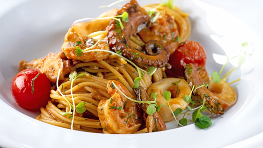 Espaguete com molho de frutos do mar, vinho e tomate pelado