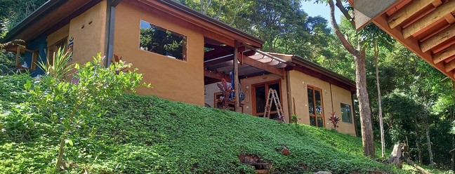 O Sítio Iandeva, localizado em Piracaia, é a atual casa de Elena, na qual ela divide com outras duas famílias. O projeto levou quatro anos para ficar pronto e foi construído pelos moradores do sítio