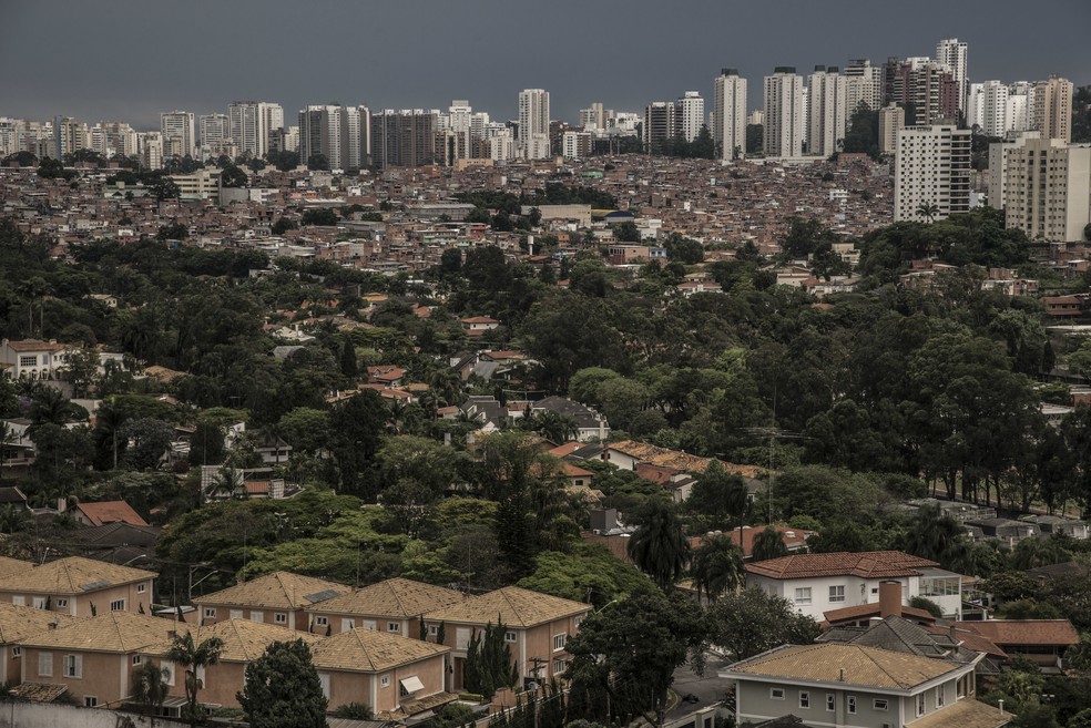 Vista de Paraisópolis e do bairro do Morumbi — Foto: Paulo Fridman/Corbis via Getty Images