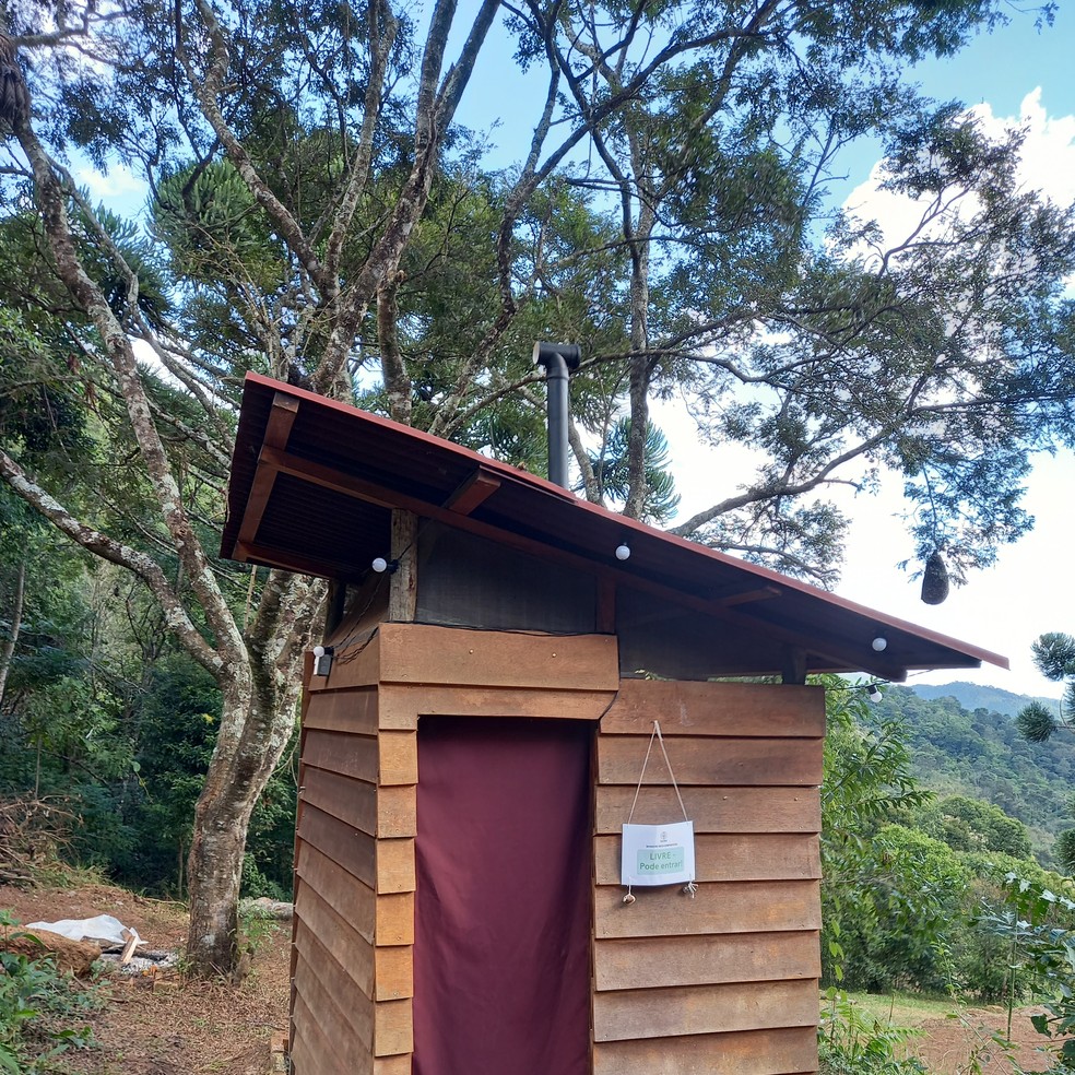 O projeto SANA, comandado pela bioarquiteta Elena Caldini, a engenheira e mestre em saneamento ambiental Aline Matulja e a educadora ambiental Marina Donnini, é responsável pela construção de banheiros secos ao redor do Brasil — Foto: Divulgação/Acervo pessoal