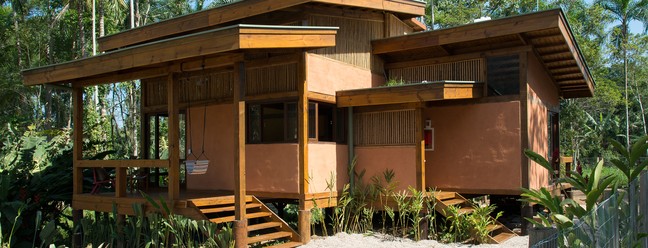 Situada em Ubatuba e parte do projeto Casa de Terra, feito por Elena Caldini e os arquitetos Marina Matulja e Marcelo Bueno, esta casa possui estrutura de eucalipto e pinus. Nomeada de Casa Jussara, este projeto é completamente elevado do chão, pensando na preservação do terreno natural e evitando uma possível terraplanagem