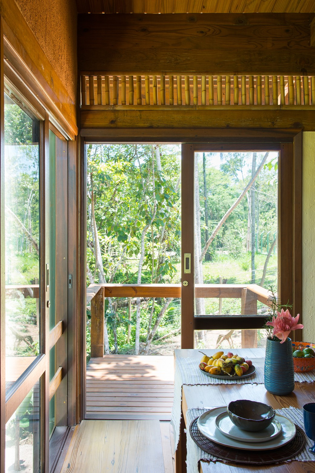 Na parte superior, os fechamentos são feitos de bambu por um artesão local de Ubatuba e a casa conta com um telhado verde