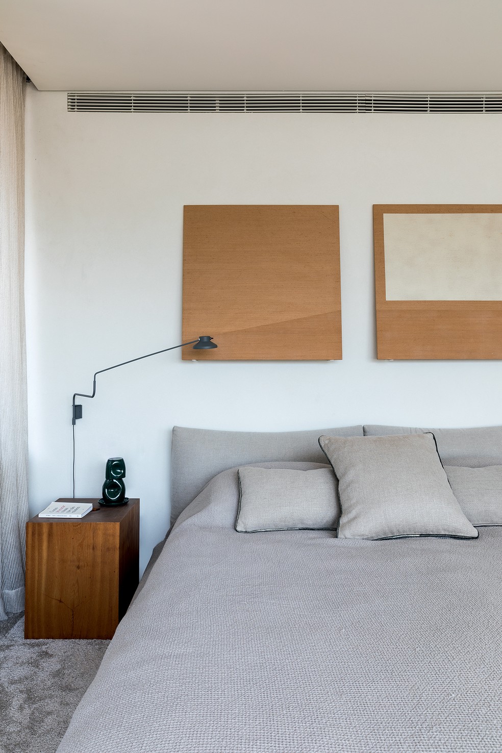 Quarto da galerista Antonia Bergamin em São Paulo em uma casa com projeto de Isay Weinfeld — Foto: Filippo Bamberghi