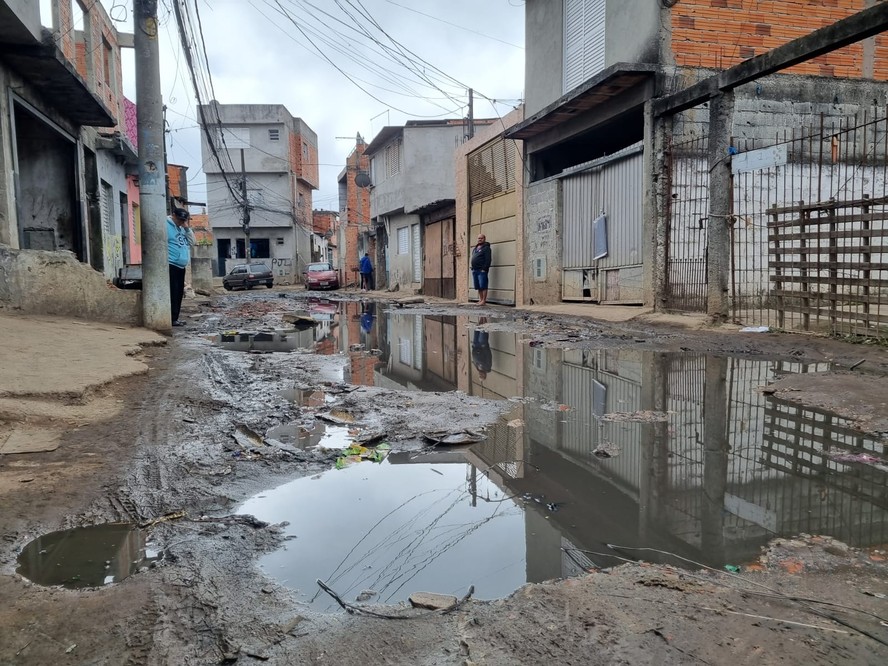 Água de esgoto está sendo concentrada em rua do Jardim Pantanal