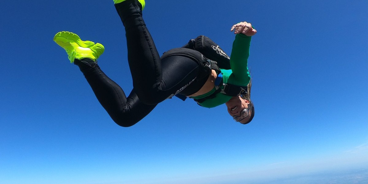 Primeira e única mulher a saltar de avião sem paraquedas revela: "A maternidade é minha maior adrenalina"