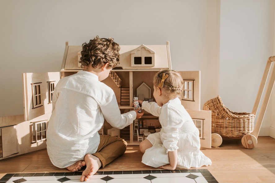 Casa de boneca: brinquedo estimula a imaginação e a criatividade das crianças, ao criar o cenário para as histórias e brincadeiras