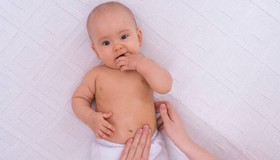 Por que o bebê baba e morde as mãos?