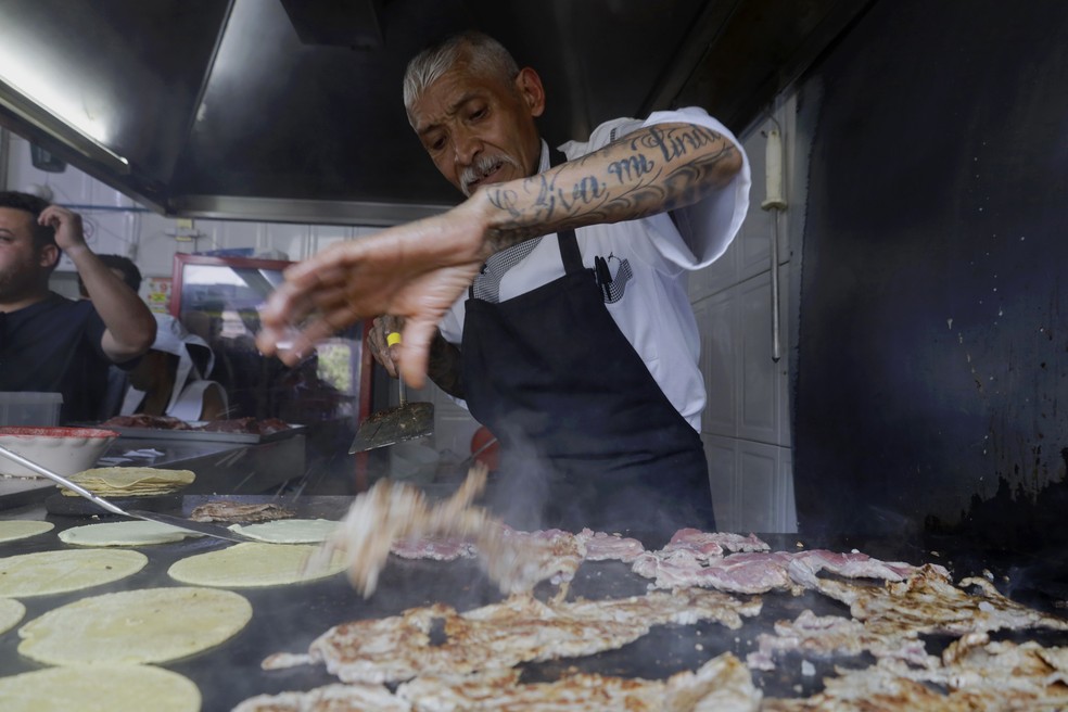 Jacinto Rodrigues, da taqueria El Califa de Leon, na cidade do México, prepara tacos no restaurante El Califa — Foto: Gerardo Vieyra/NurPhoto via Getty Images