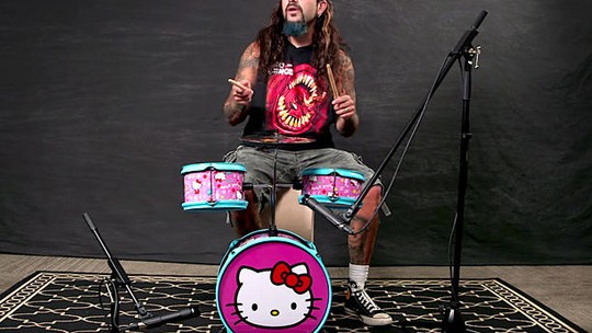 Mike Portnoy toca clássicos do rock em bateria da Hello Kitty; veja vídeo