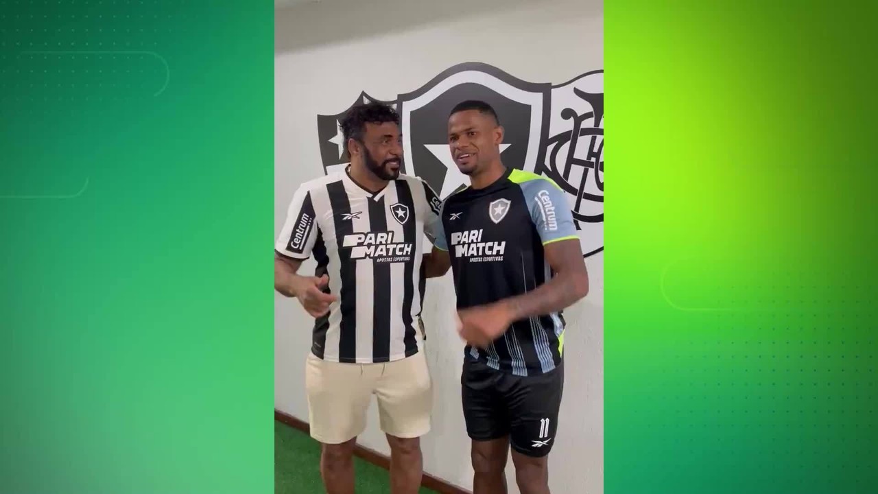 Júnior Santos e Maurício se encontram no CT do Botafogo