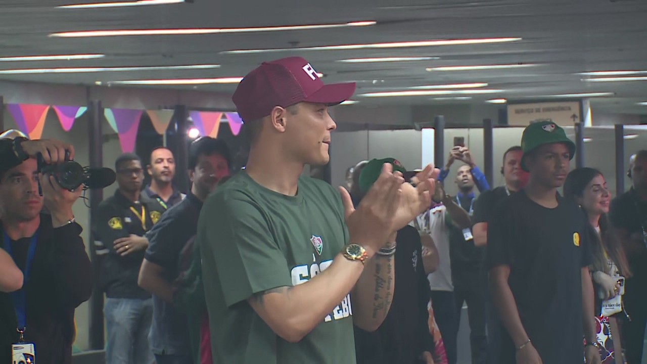 Torcida do Fluminense faz festa para desembarque de Thiago Silva