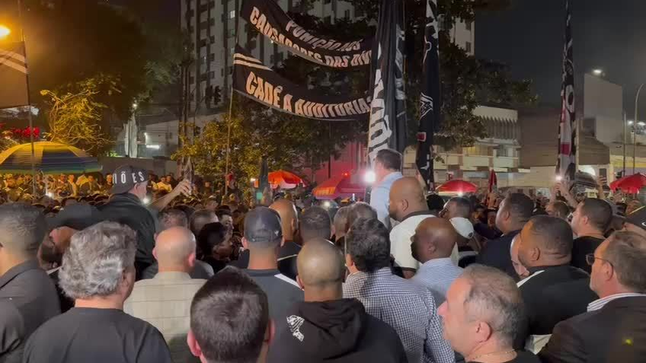 Augusto Melo conversa com torcedores e explica crise no Corinthians