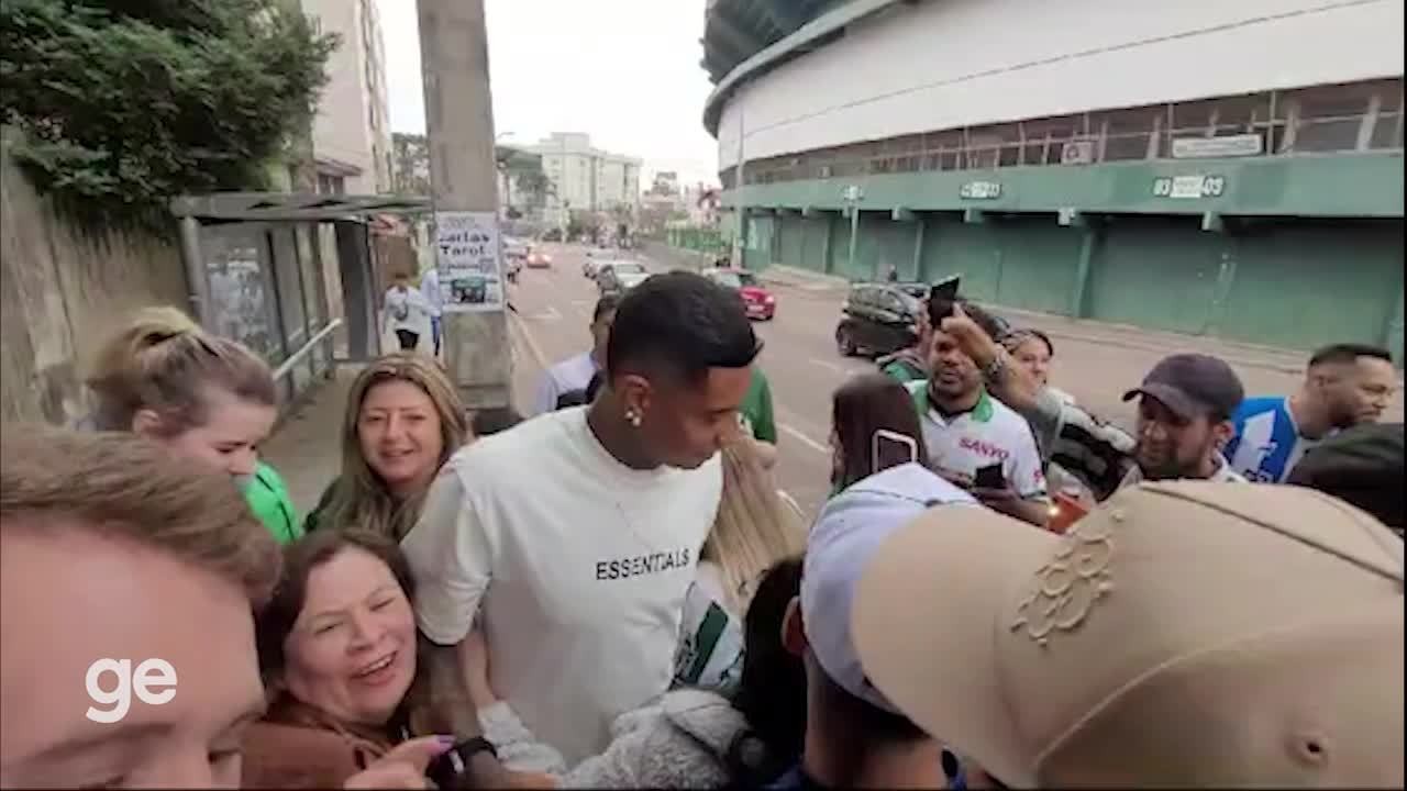 Alef Manga é cercado por torcedores do Coritiba do lado de fora do Couto Pereira