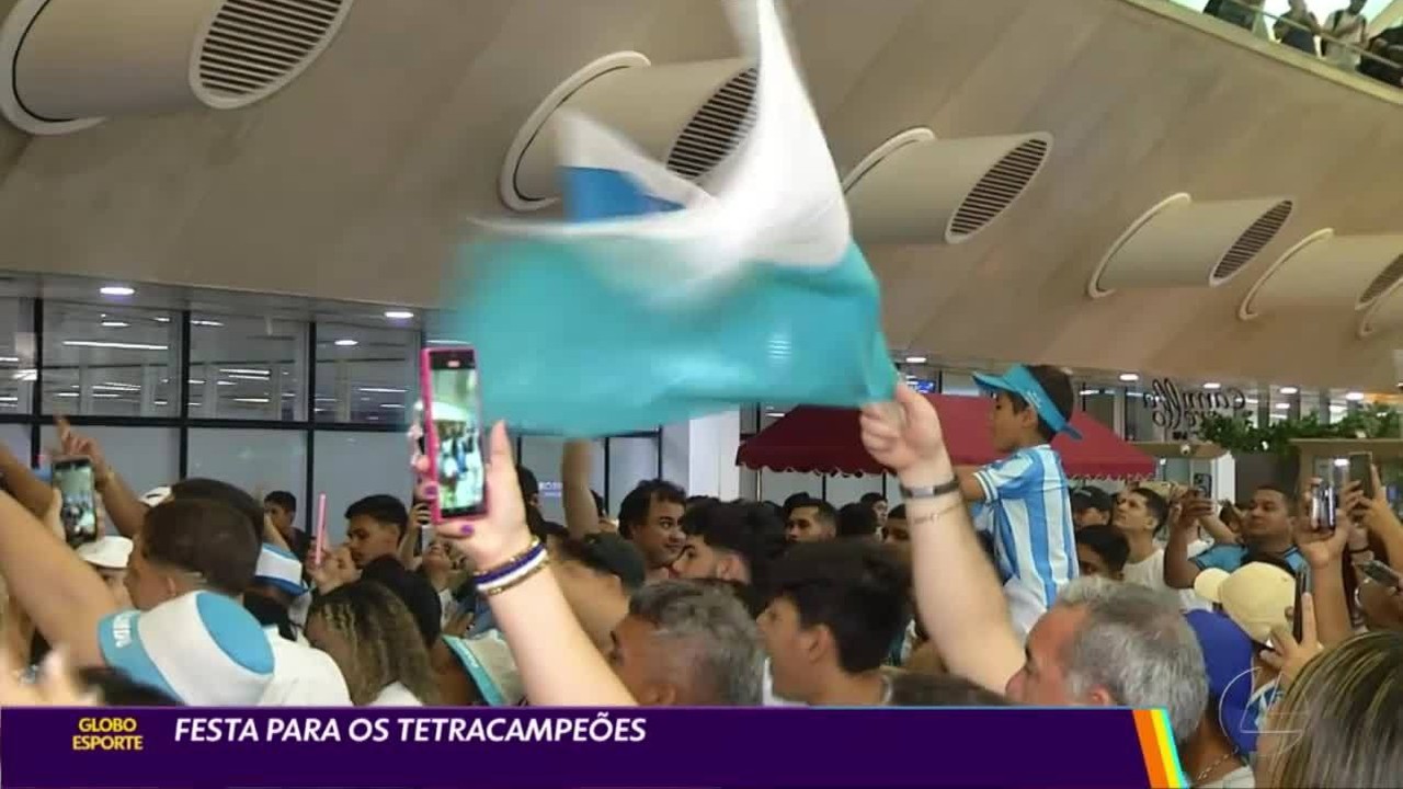 Torcida do Paysandu recebe time com festa no aeroporto após conquista do tetra campeonato