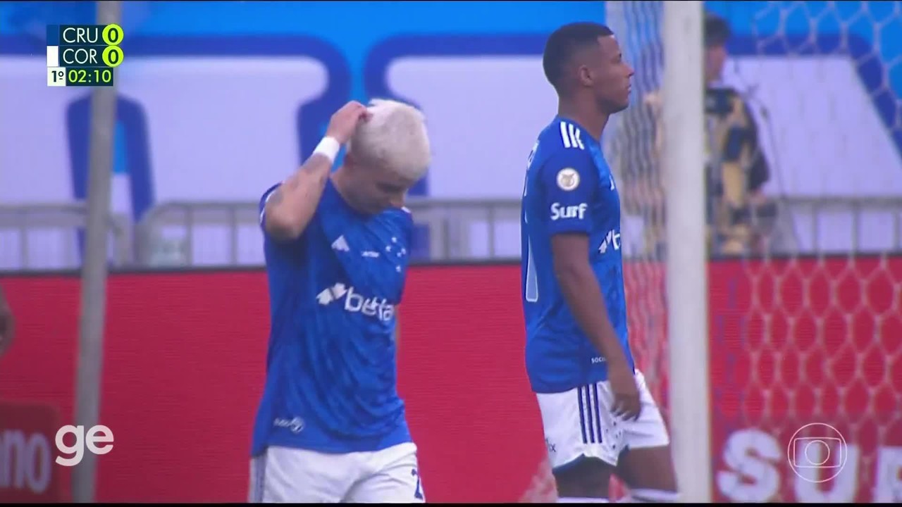 Aos 1 min do 1º tempo - finalização errada de Barreal do Cruzeiro contra o Corinthians