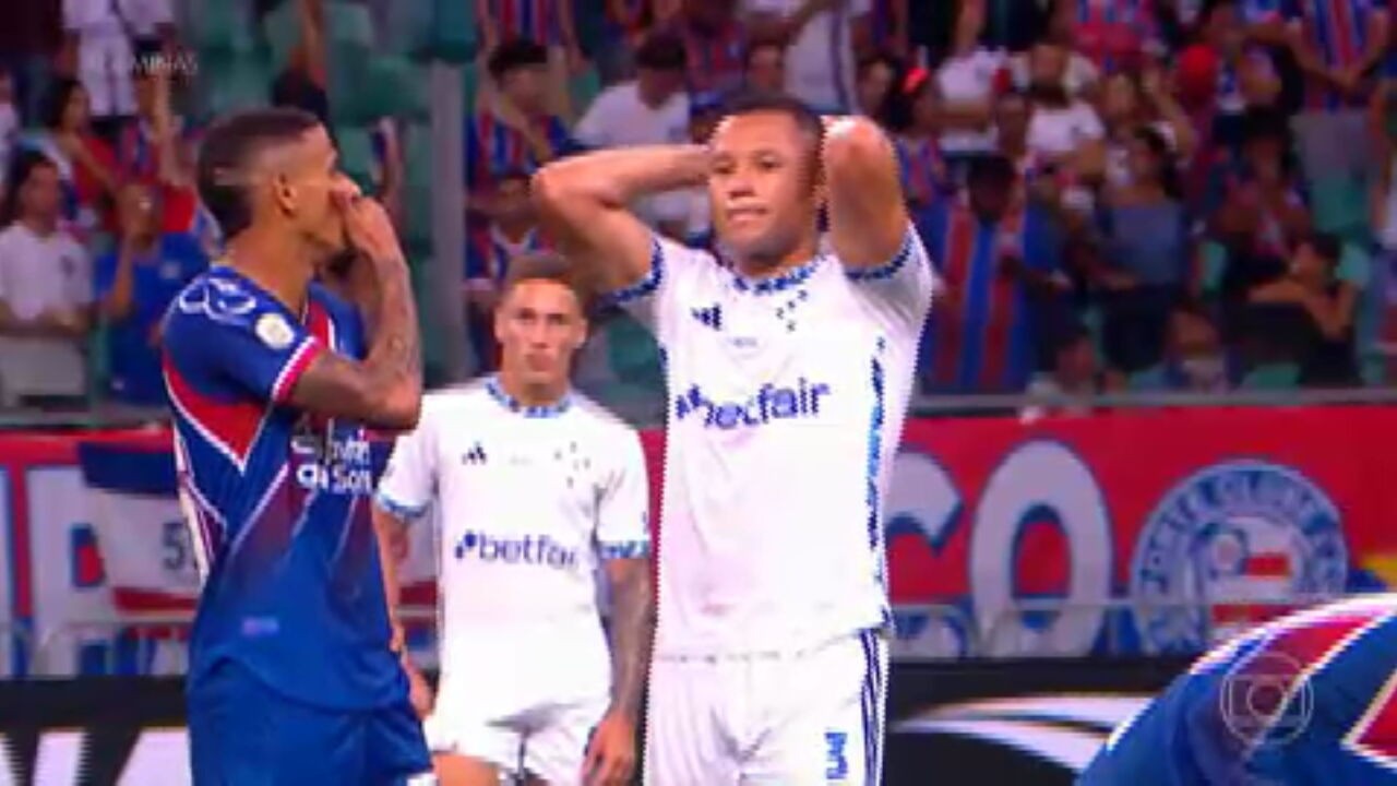 Com Marlon expulso, de novo, Cruzeiro é goleado pelo Bahia em Salvador