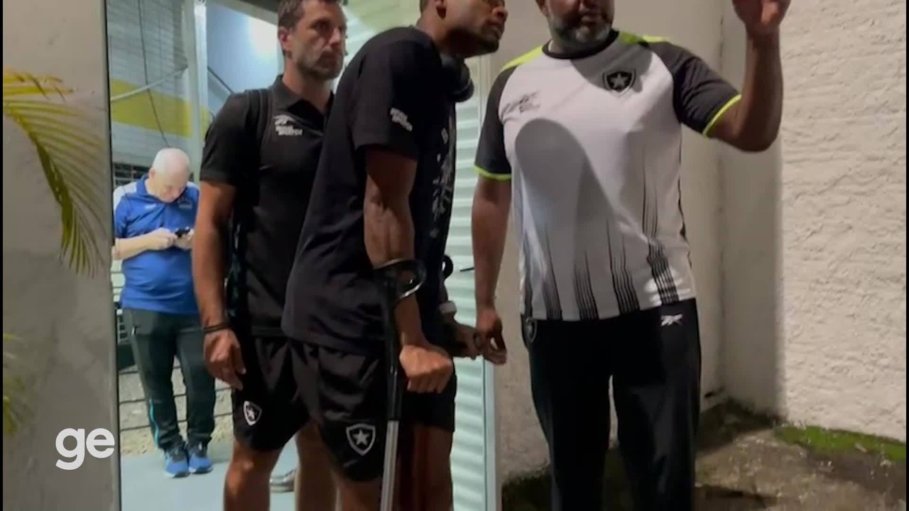 Júnior Santos aparece de muletas após partida do Botafogo