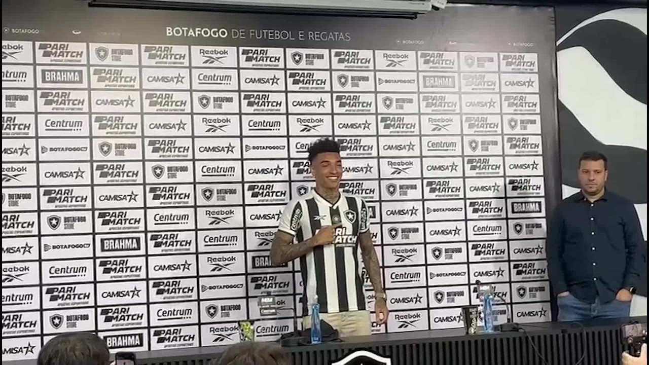 Igor Jesus é apresentado no Botafogo e recebe a camisa 99