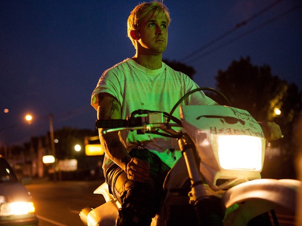 Ryan Gosling sagitariano, livre e, ao mesmo tempo, carente, em "O Lugar Onde Tudo Termina" (Foto: Divulgação) — Foto: Glamour