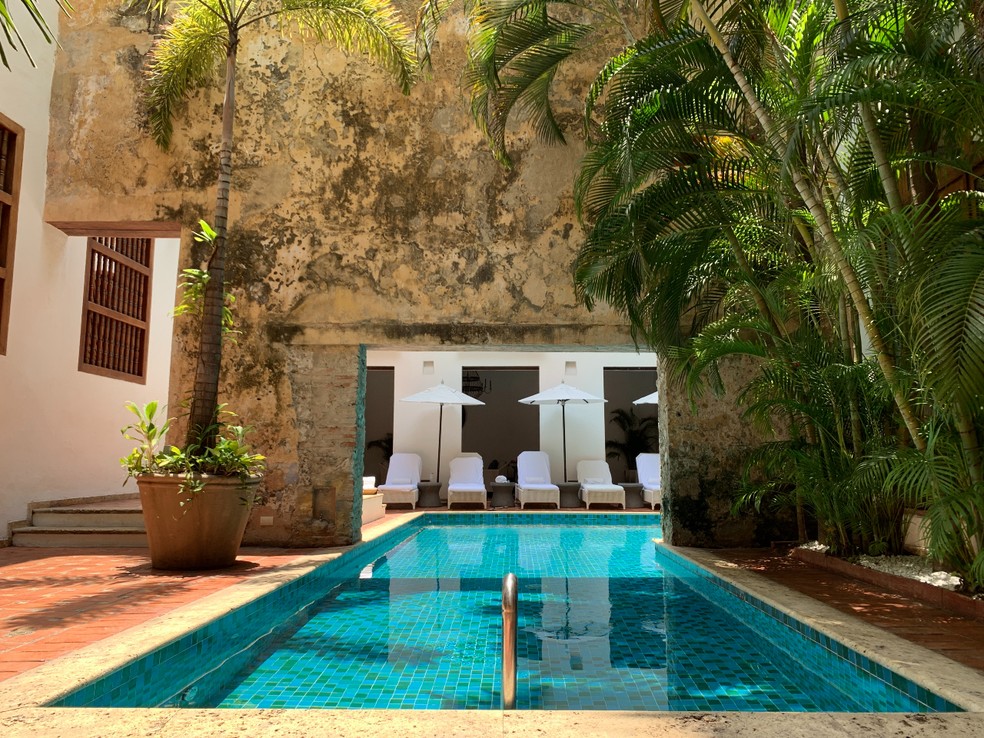 Piscina inserida nas ruínas do antigo edifício da Casa San Augustin, em Cartagena — Foto: Charles Piriou