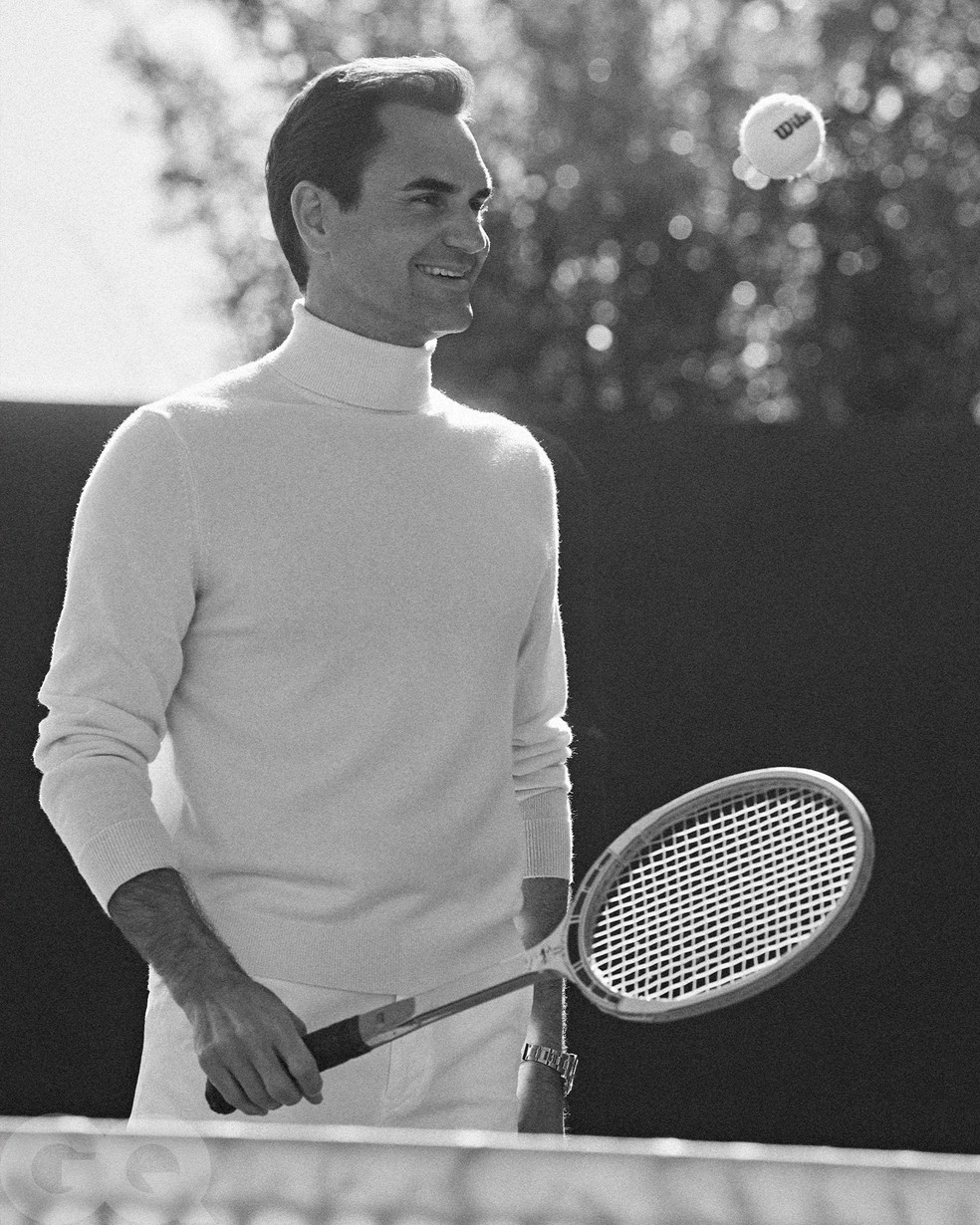 Roger Federer veste suéter Theory | shorts Uniqlo | tênis on — Foto: Lachlan Bailey