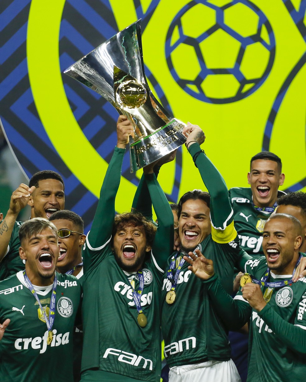 Gustavo Gómez e elenco do Palmeiras levantam a taça do Campeonato Brasileiro 2022, no Allianz Parque, São Paulo — Foto: Getty Images