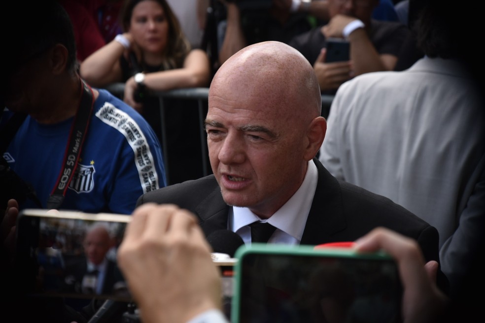 O suíço Gianni Infantino foi uma das personalidades internacionais no velório de Pelé na Vila Belmiro — Foto: Getty Images