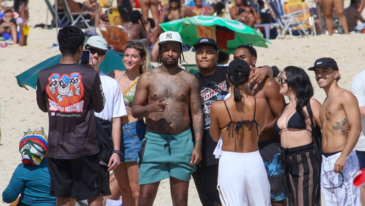 Rapper 21 Savage curte praia em Ipanema e é tietado por fãs na véspera do show do Rock in Rio