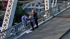 Câmera mostra Bon Jovi ajudando a salvar mulher em ponte; cantor tem treinamento