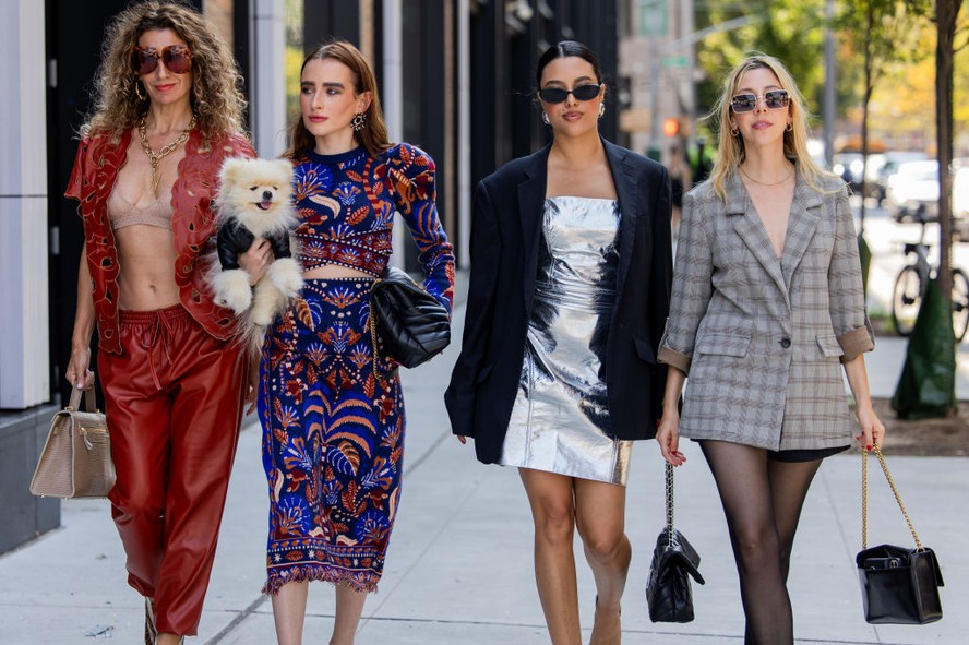 Inventivo, street style da NYFW tem shorts, saias jeans compridas e casacos