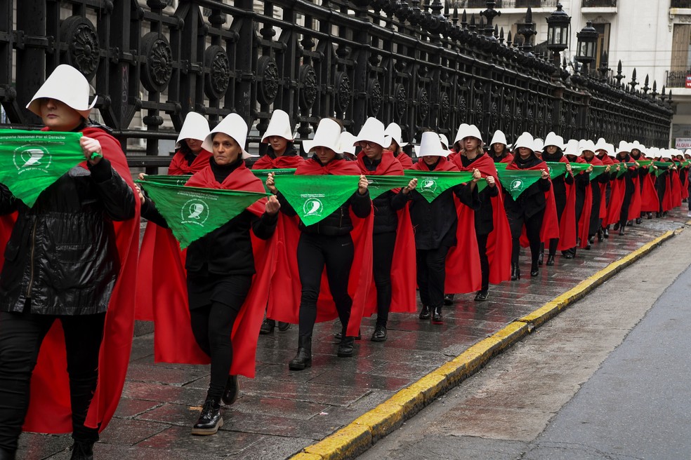 Manifestantes argentinas vestem traje de 'O Conto da Aia' em protesto após Senado barrar legalização do aborto em julho de 2018, em Buenos Aires — Foto: Eitan Abramovich/AFP/Getty Images