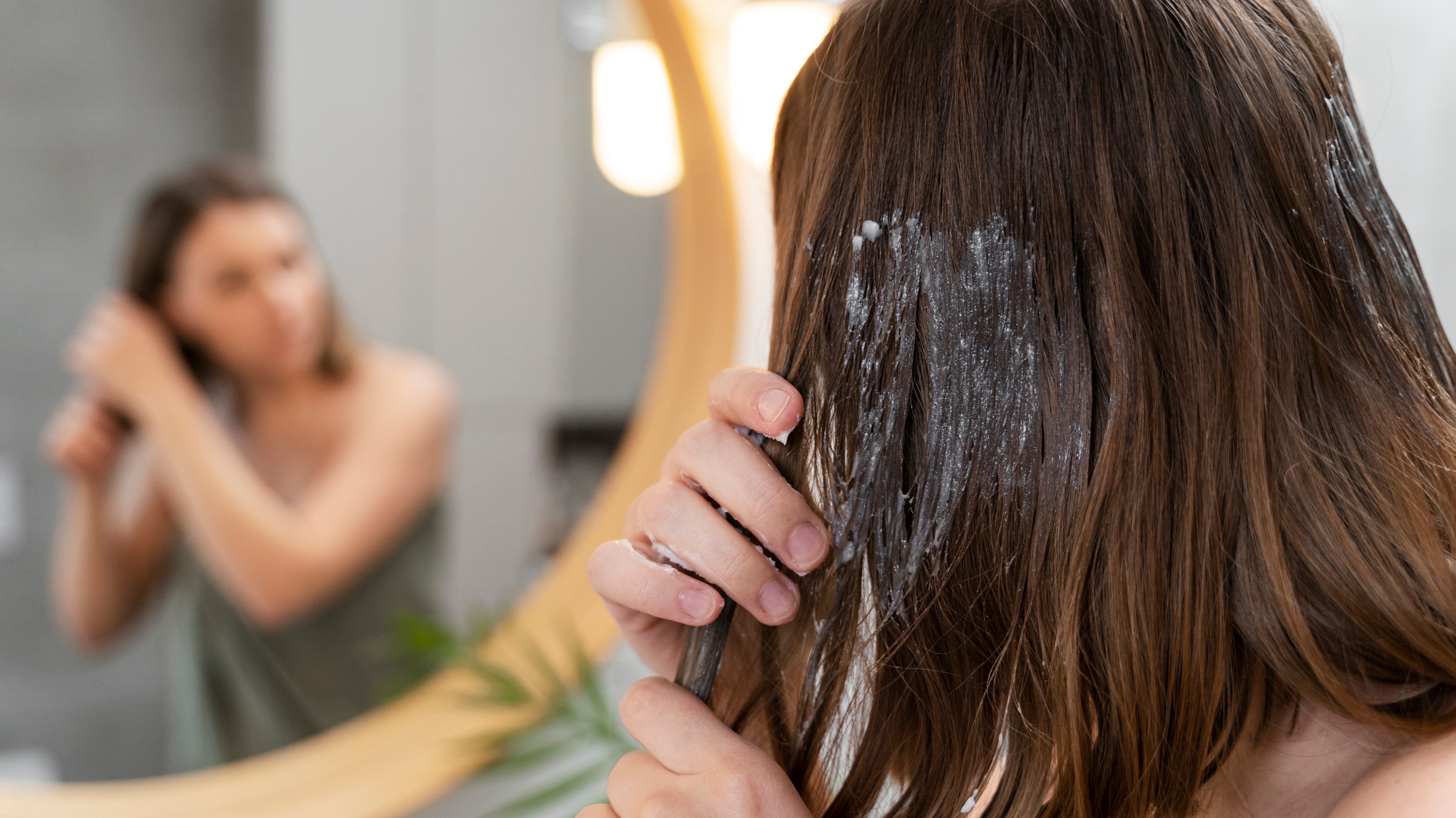 Um guia completo para proteger o cabelo durante a lavagem