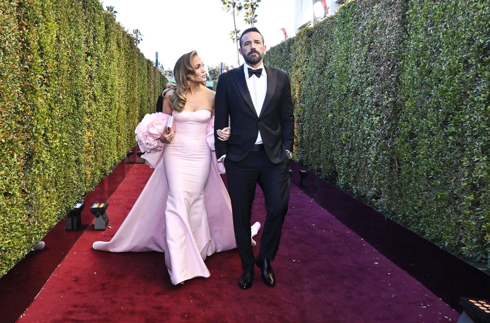 Jennifer Lopez e Ben Affleck chegando ao red carpet do Globo de Ouro 2023 — Foto: Getty Images