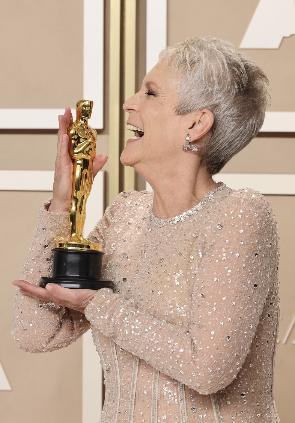 Jamie Lee Curtis com o Oscar — Foto: Getty Images