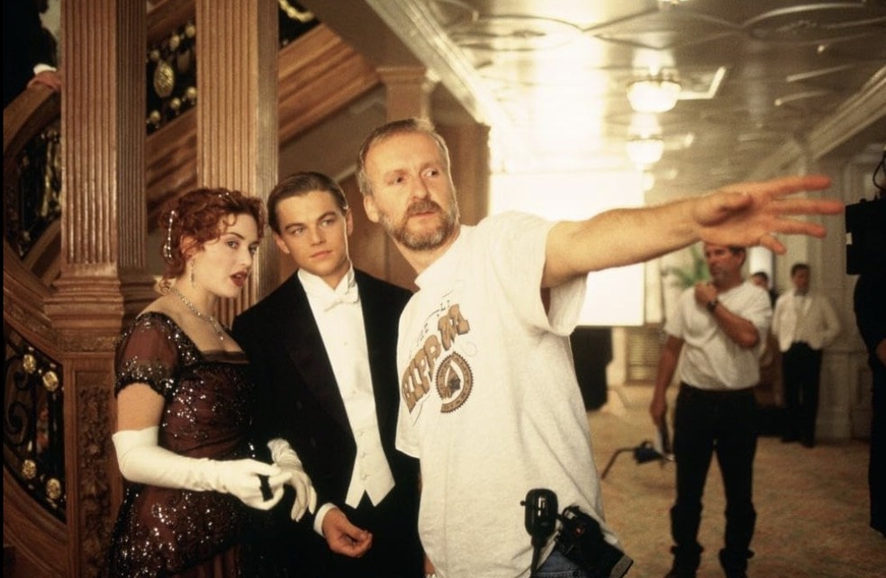 Kate Winslet, Leonardo DiCaprio e James Cameron no set de 'Titanic' — Foto: Paramount Pictures/Reprodução/IMDb