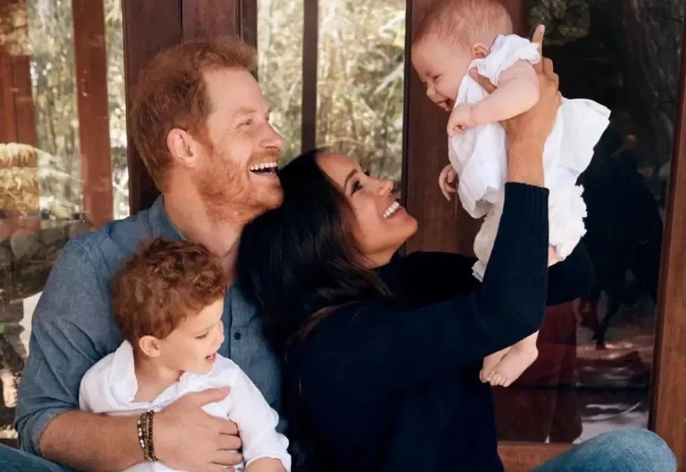 O príncipe Harry e a duquesa Meghan Markle com os filhos deles: o príncipe Archie Harrison e a princesa Lilibet Diana  — Foto: Reprodução