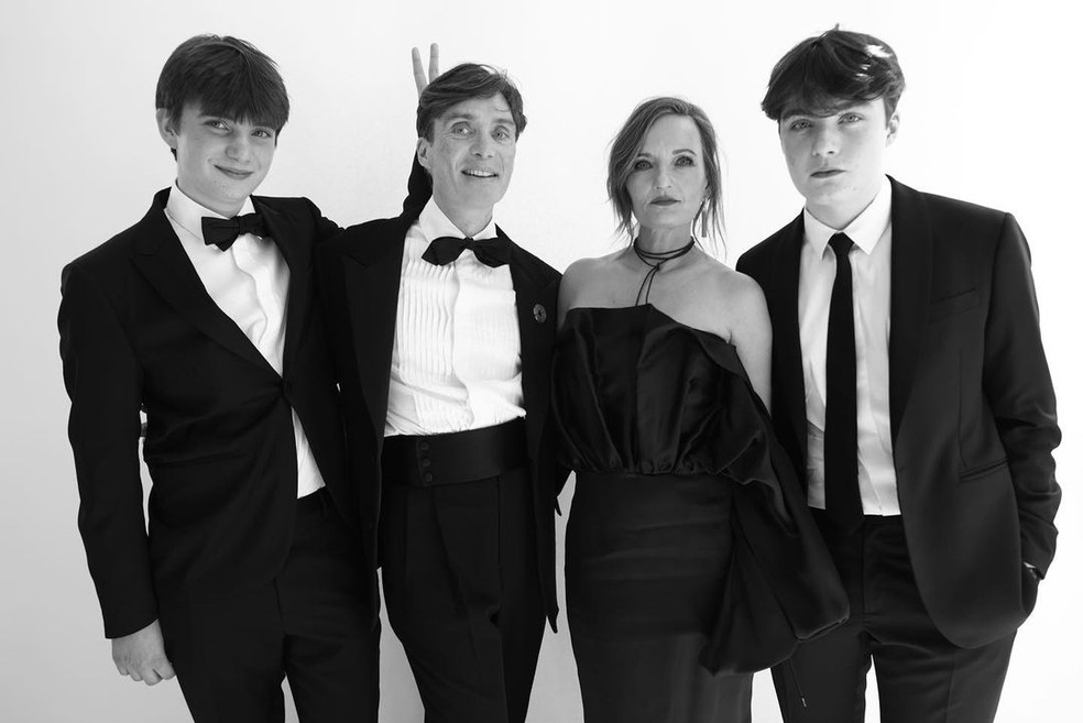 Cillian Murphy, Yvonne McGuinness ao lado dos filhos, Aran e Malachy Murphy, após a vitória do pai no Oscar — Foto: Reprodução | Instagram (@ymcgprojects)
