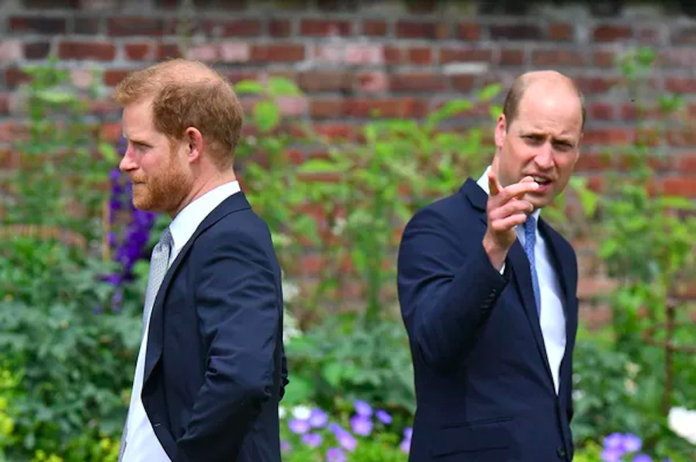 O Príncipe Harry e o Príncipe William, filhos do Rei Charles III — Foto: Getty Images