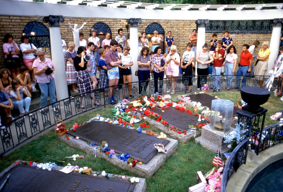 Jardim da mansão Graceland, onde ficará o corpo de Lisa Marie Presley. Local é onde Elvis Presley e Benjamin, filho de Lisa Marie, também foram enterrados — Foto: Getty Images