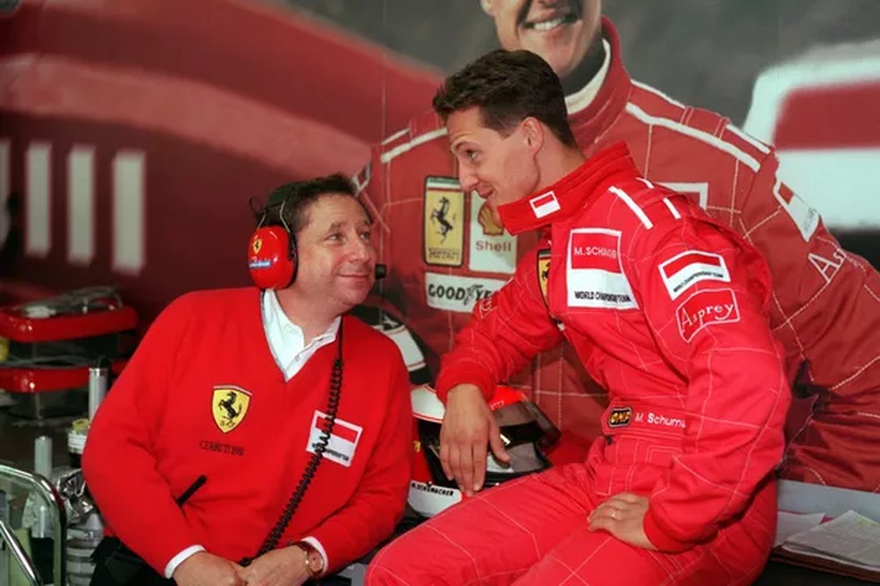 Michael Schumacher e Jean Todt em foto de julho de 1996 em um box da Ferrari — Foto: Getty Images